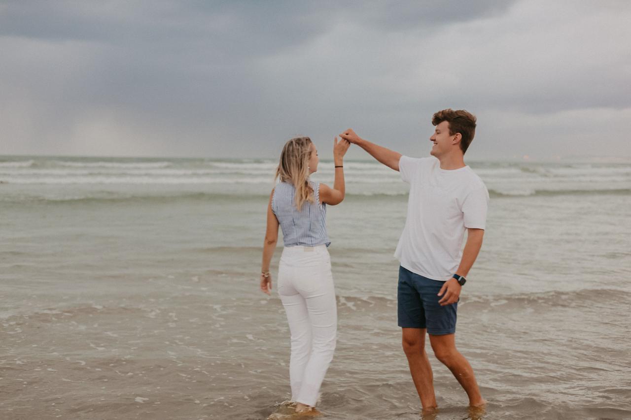Kobus en Anika dans langs die see