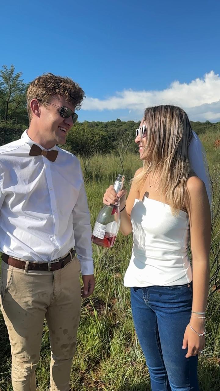 Kobus en Anika glimlag saam