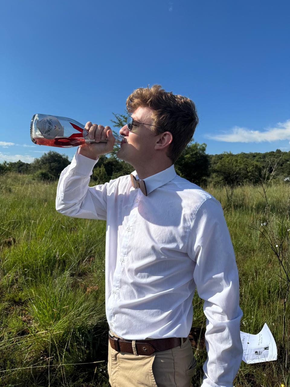 Kobus met die save the date bottel